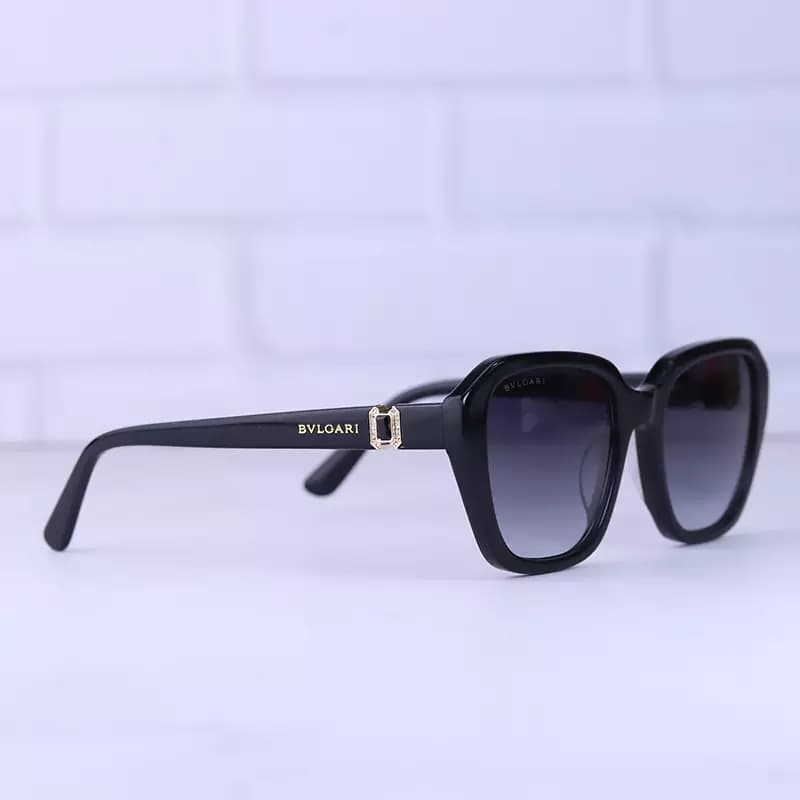 عینک آفتابی بولگاری زنانه فریم مربع مشکی استیت BV 50052/1 — تصویر ۴
