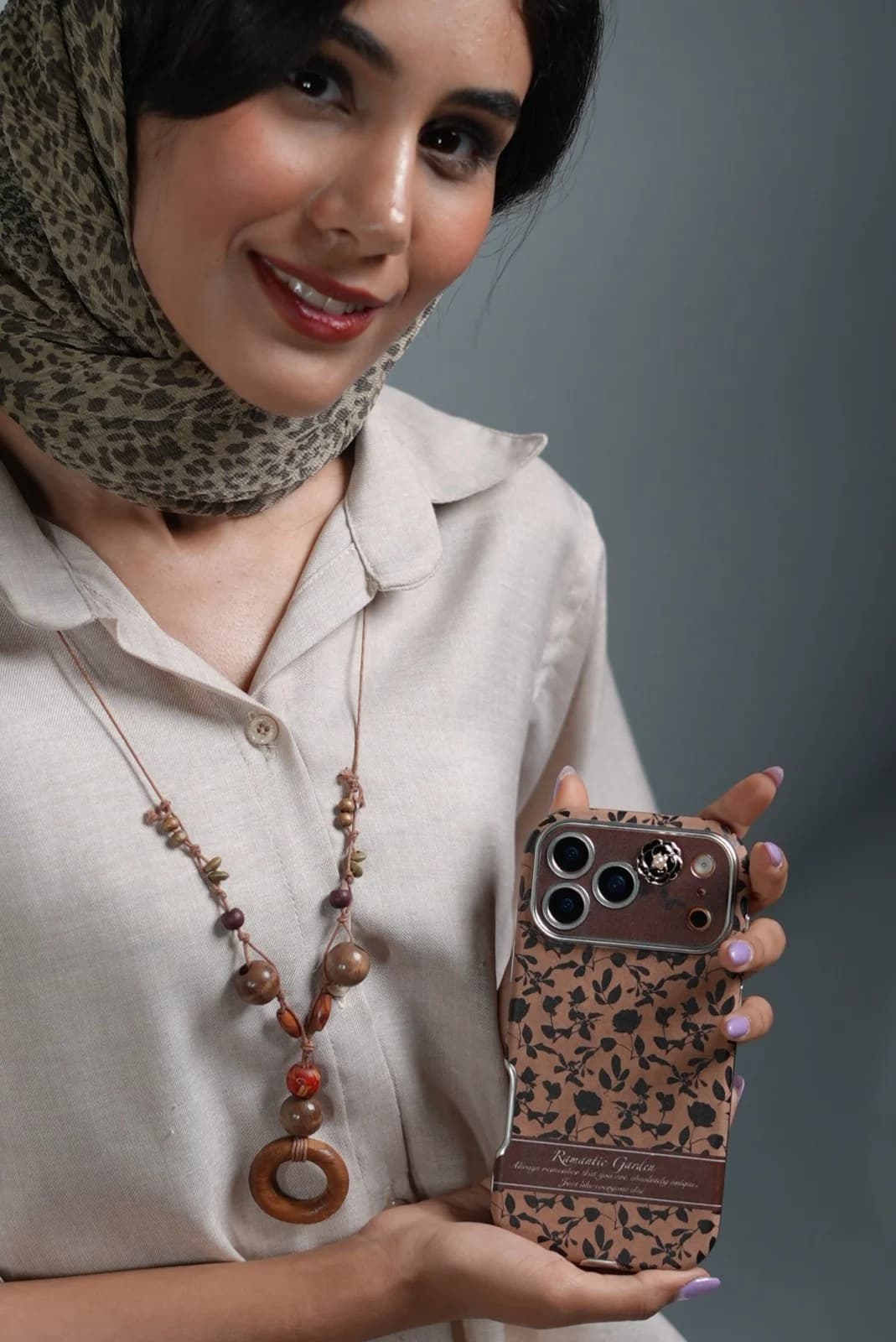 قاب موبایل آیفون گل و برگ پاییزی — تصویر ۳