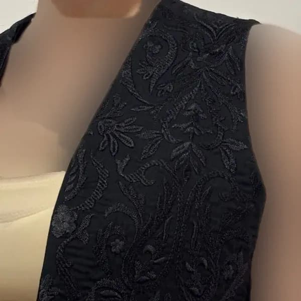 جلیقه گلدوزی زنانه کد 1201 مناسب سایز 36 تا 38 — تصویر ۲