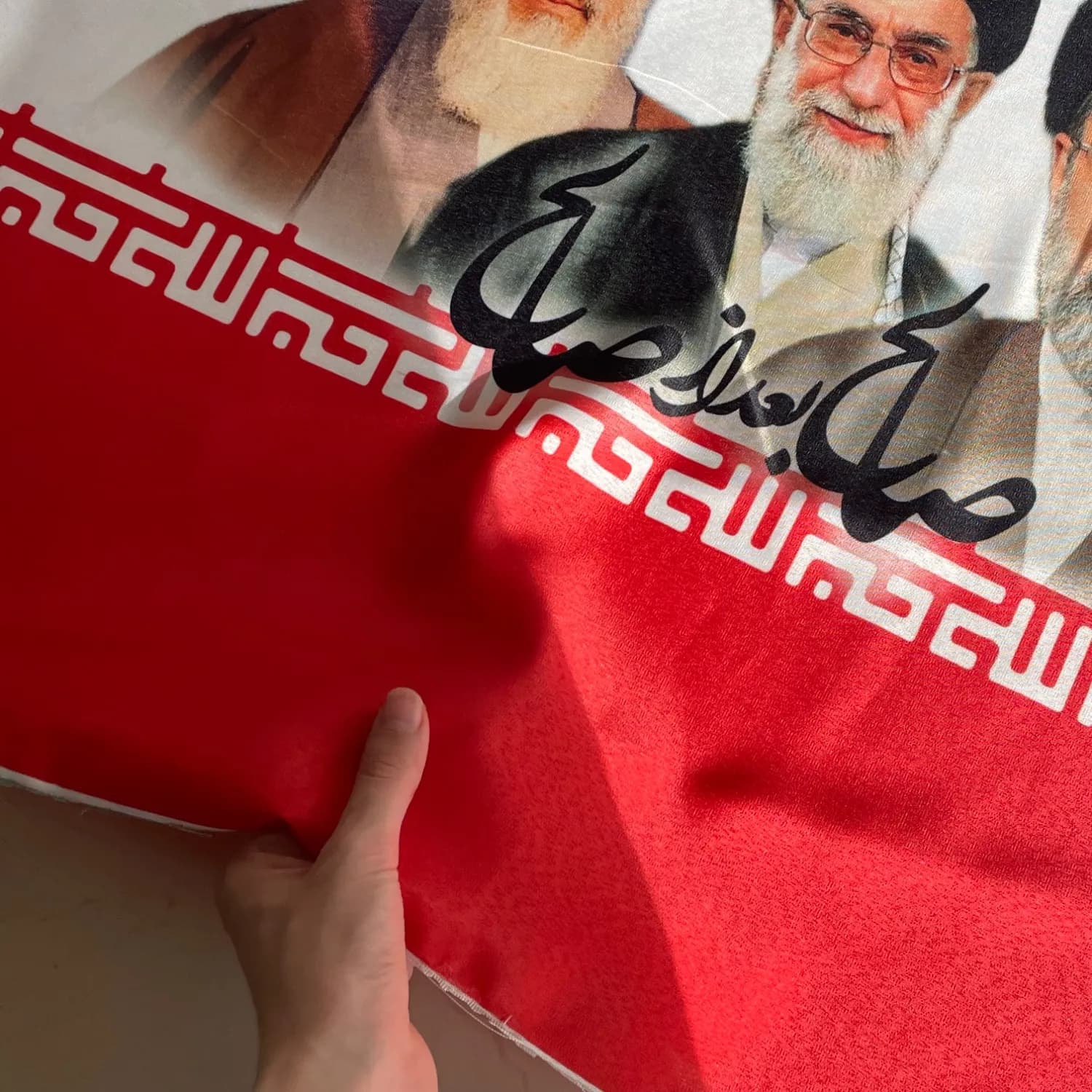 پرچم ایران با تصویر سه رهبر سایز 200 در280 سانتی متر پارچه فیلامنت — تصویر ۲