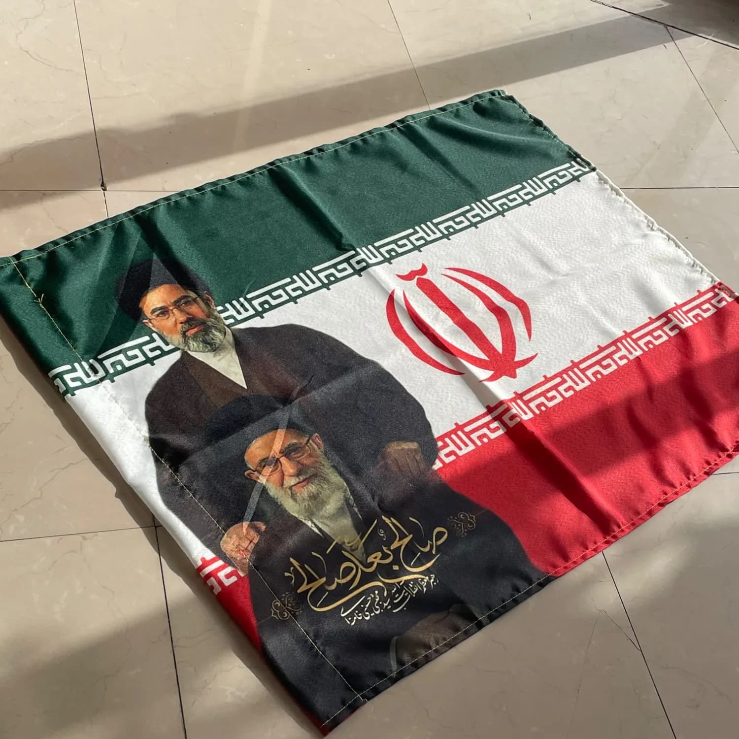 پرچم ایران با تصویر دورهبر سایز200در145سانتی متر پارچه فیلامنت — تصویر ۲