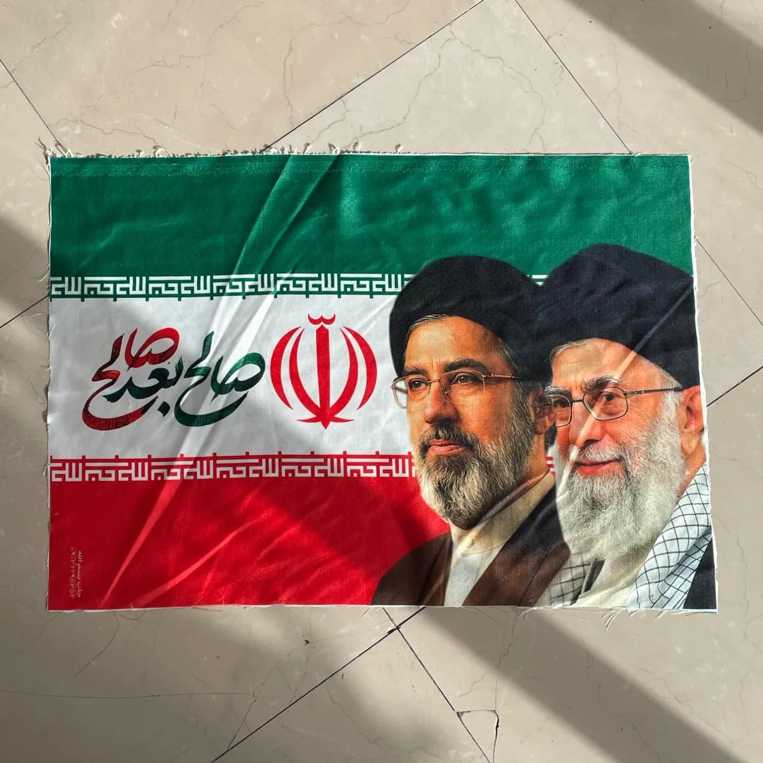 پرچم ایران با تصویر دورهبر سایز 200در 145سانتی متر پارچه فیلامنت — تصویر ۲