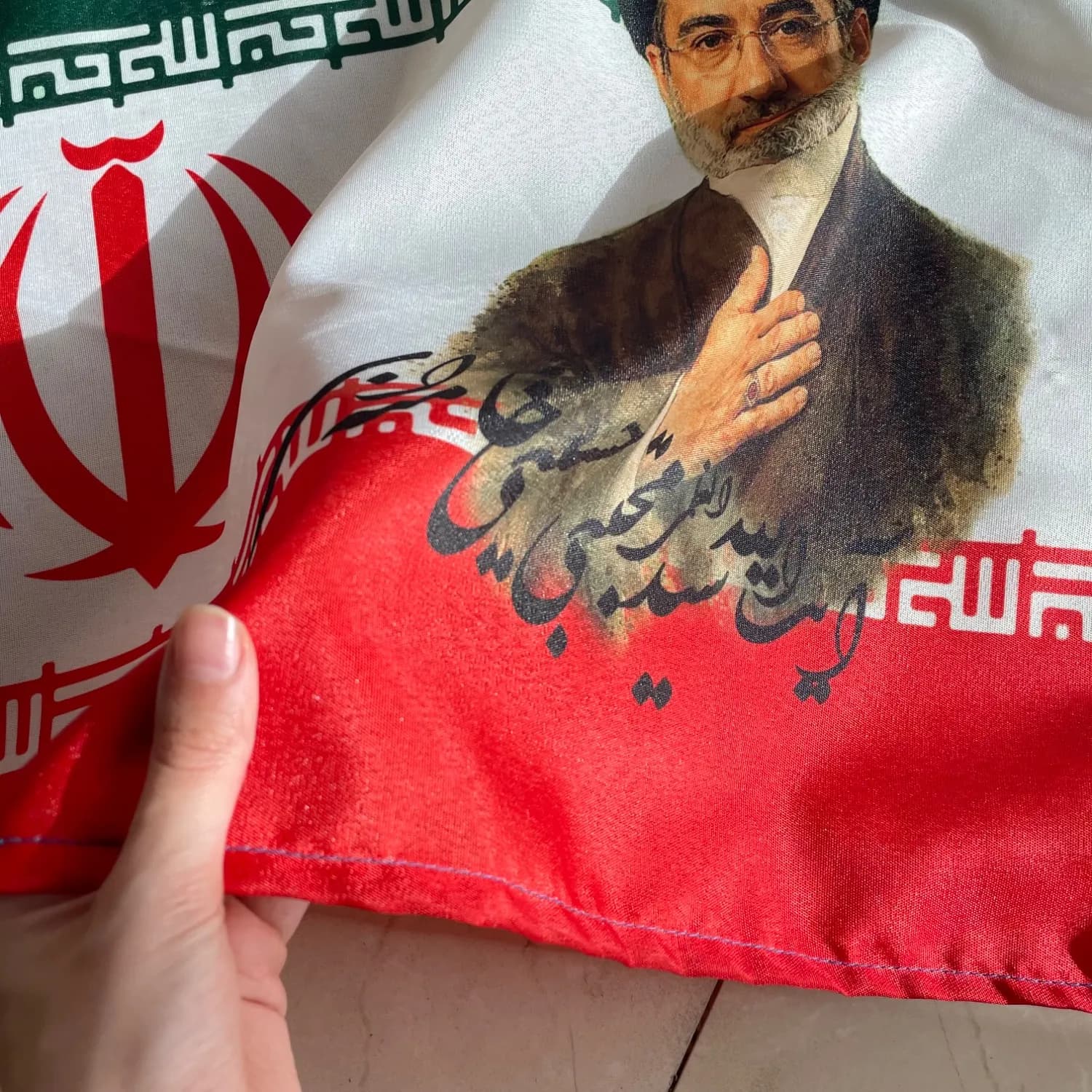 پرچم ایران با تصویر آقا سید مجتبی سایز 100 در 145 سانتی متر پارچه فیلامنت — تصویر ۲
