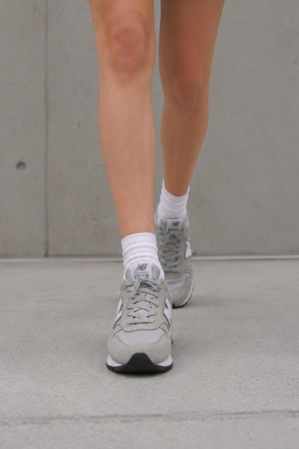کفش اسنیکر نیو بالانس مردانه چرم خاکستری بیسیک راسته اسپرت | New Balance ML565NVY TR — تصویر ۳