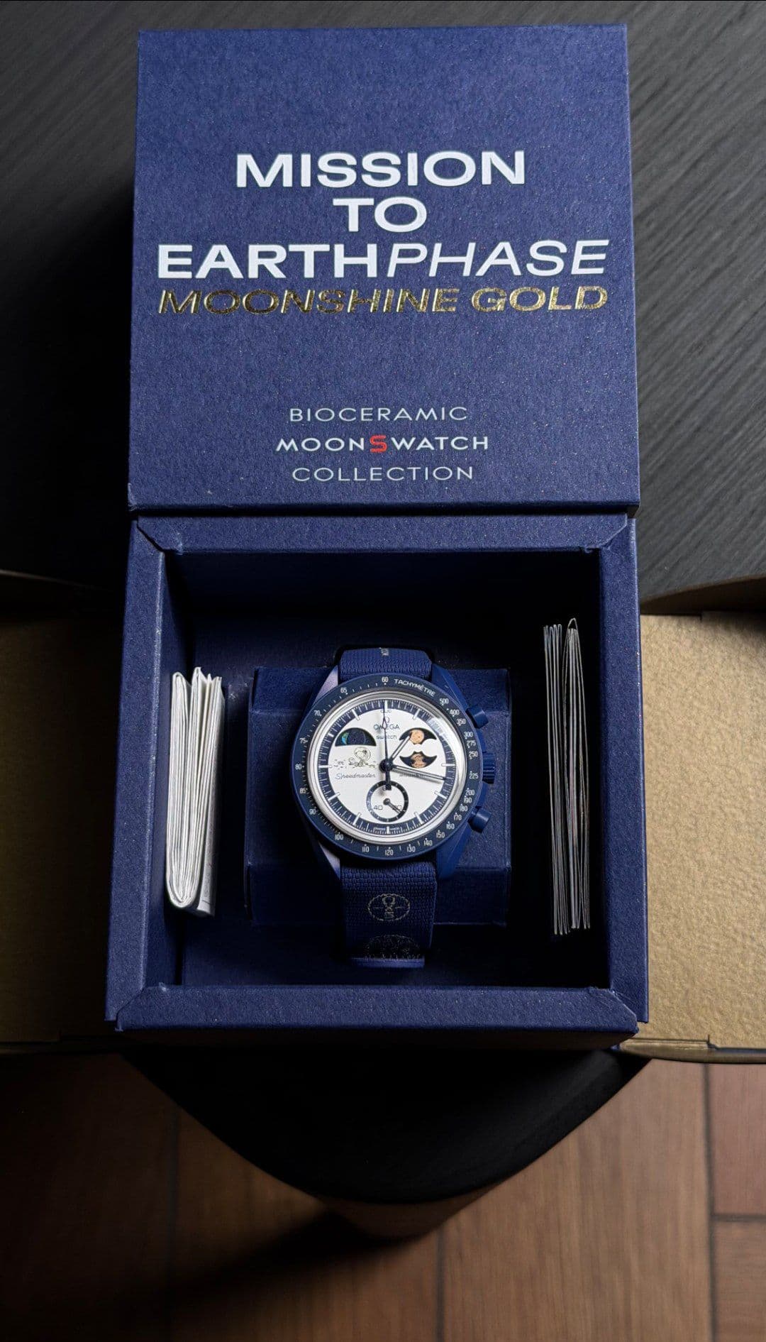 ساعت امگا سواچ مدل MISSION TO EARTHPHASE MOONSHINE GOLD – SO33N703L — تصویر ۶