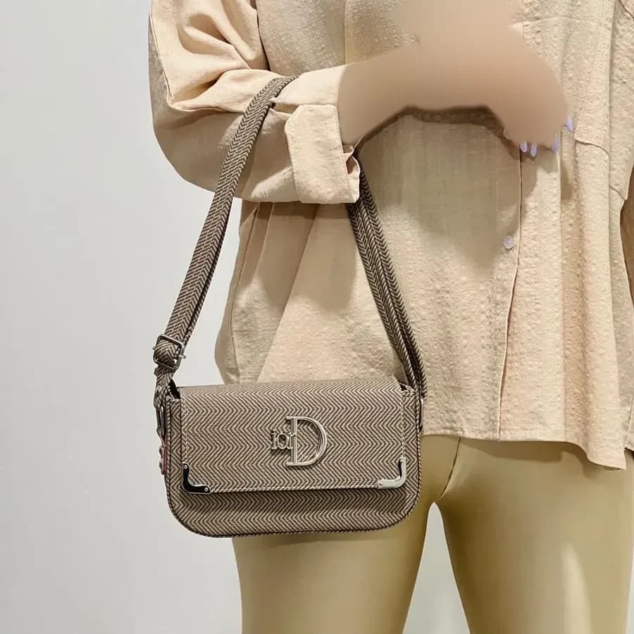 کیف پاسپورتی کنفی دیور کد 1387 جنس چرم مصنوعی ابعاد 22x16x7 سانتیمتر — تصویر ۳