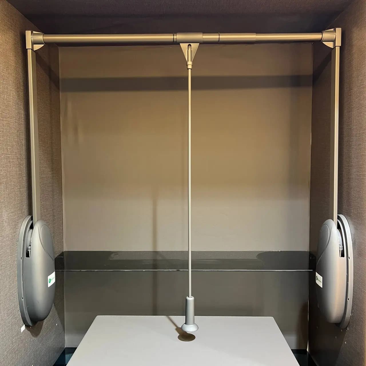 رگال با جک آسانسوری سری لوکس رنگ نوک مدادی عرض 700mm-1050 فانتونی — تصویر ۳