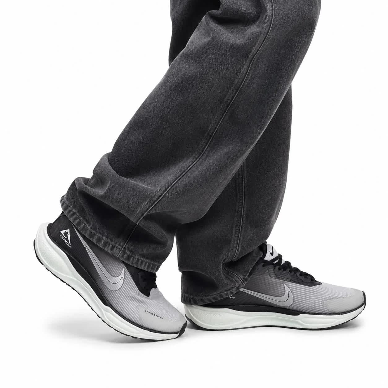 کتونی زیره بست مردانه مدل رانینگ نایکی طوسی و سفید NIKE — تصویر ۵