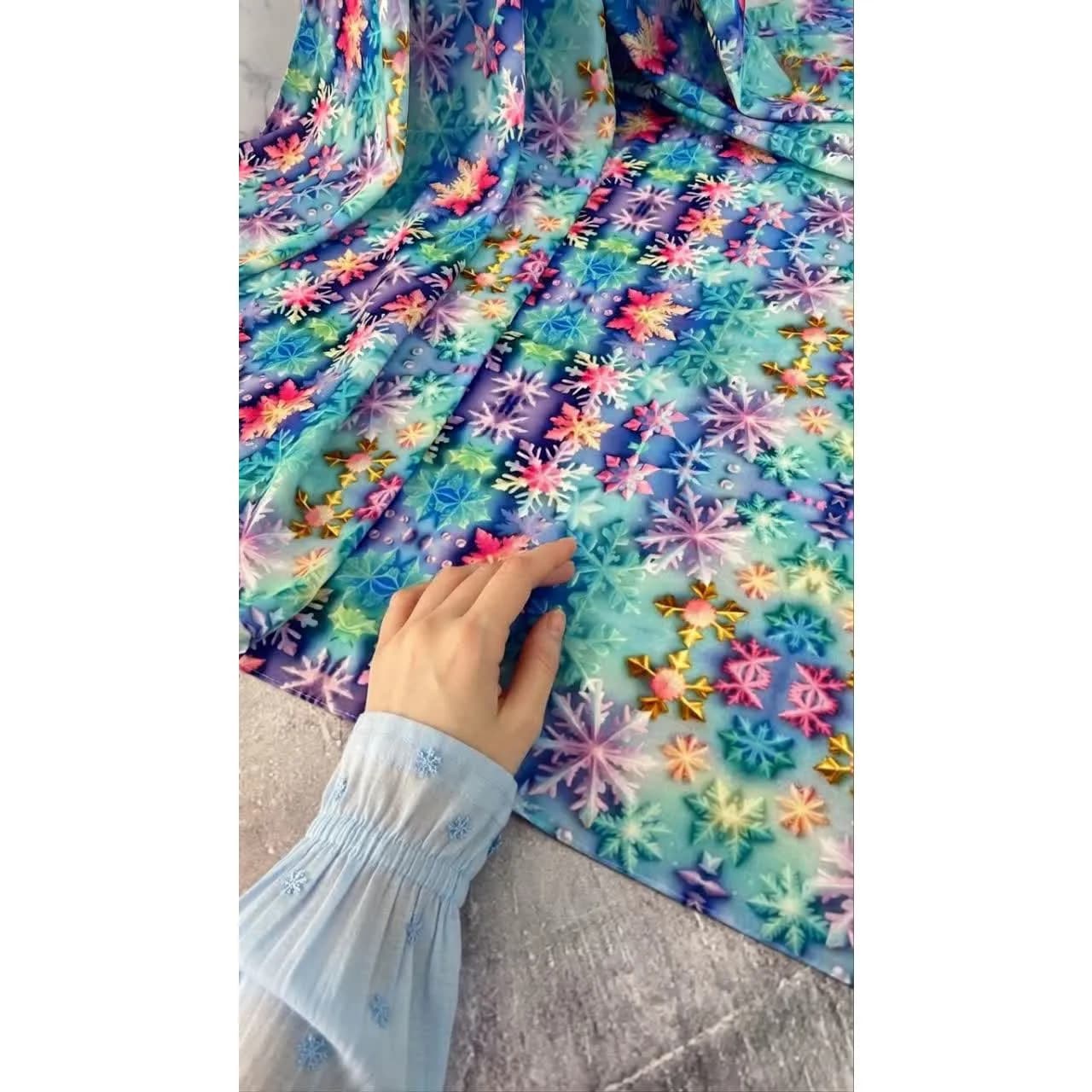 روسری نخی طرح بارلین قواره 140 زنانه آبی پاستیلی — تصویر ۶