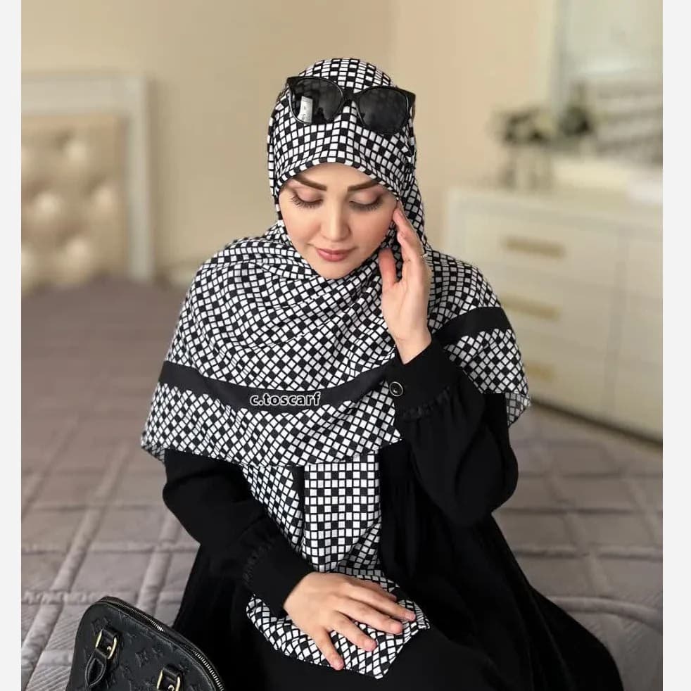 روسری نخ طرح مایایه سفید مشکی دوردوز ابعاد 140 در 140 — تصویر ۳