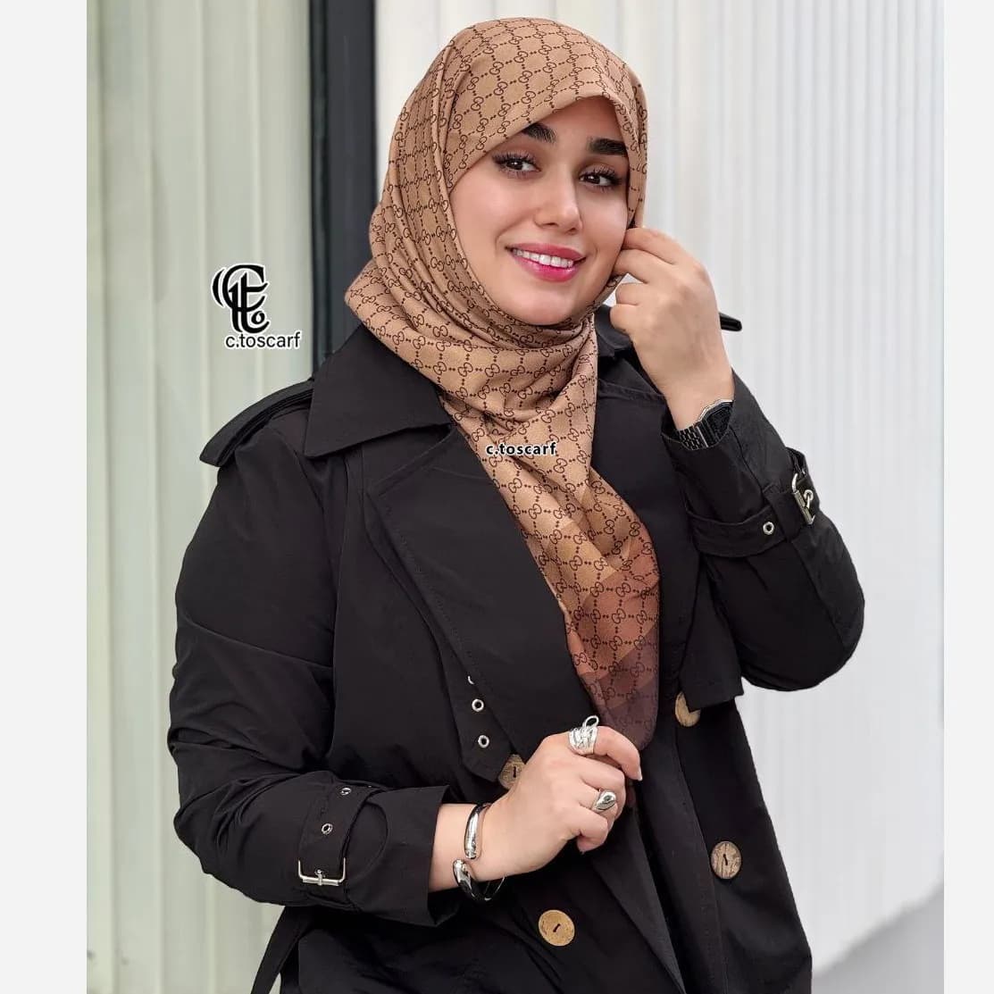 روسری نخ کاستوم طرح گوچی حاشیه قهوه ای زمینه نسکافه ای سایز بزرگ — تصویر ۳