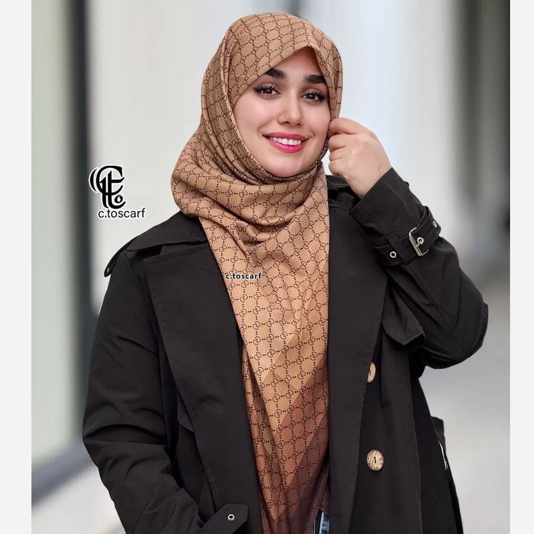 روسری نخ کاستوم طرح گوچی حاشیه قهوه ای زمینه نسکافه ای سایز بزرگ — تصویر ۲