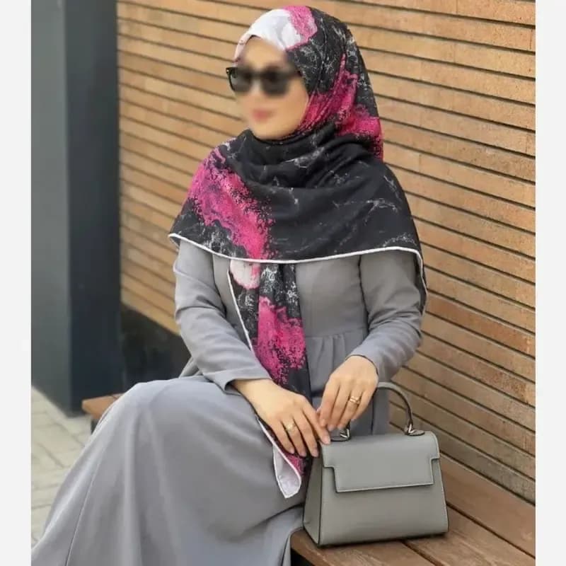 روسری نخ کاستوم طرح رزین سرخابی مشکی ابعاد 140 — تصویر ۷