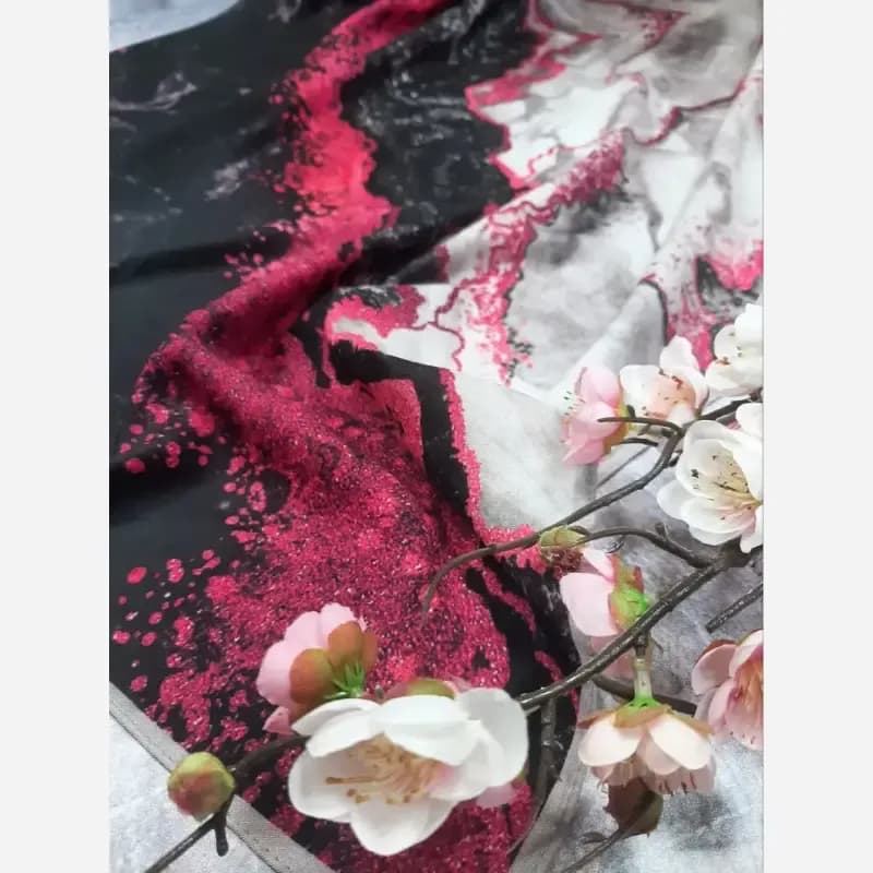 روسری نخ کاستوم طرح رزین سرخابی مشکی ابعاد 140 — تصویر ۳