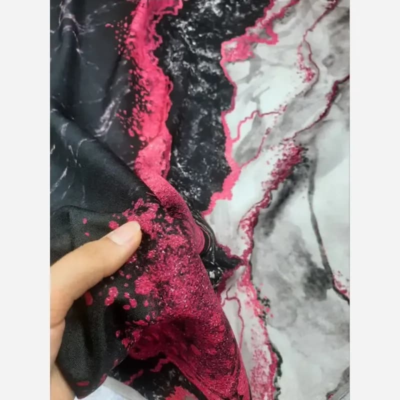 روسری نخ کاستوم طرح رزین سرخابی مشکی ابعاد 140 — تصویر ۵