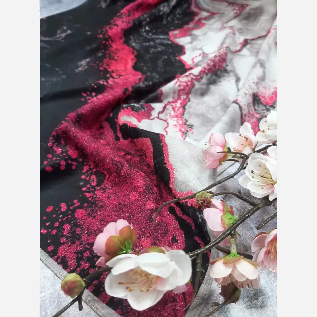 روسری نخ کاستوم طرح رزین سرخابی مشکی ابعاد 140 — تصویر ۱۱