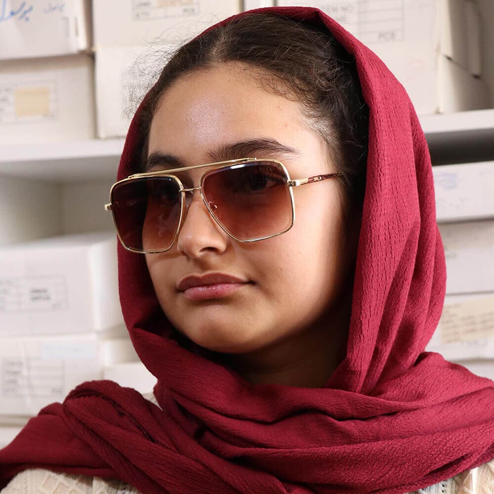 عینک آفتابی لاکچری دیتا با فریم مربعی شکل، طلایی رنگ و عدسی قهوهای سایه روشن مدل D2001 — تصویر ۲