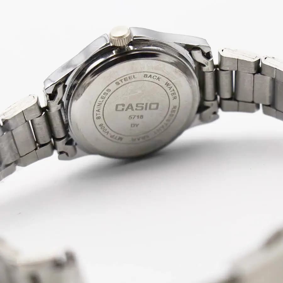 ساعت ست زنانه و مردانه CASIO نقرهای، صفحه آبی با نشانگرهای خطی، بند فلزی نقرهای، قاب گرد، نمایش تاریخ، موتور کوارتز و قفل تاشو مدل 5718 — تصویر ۶