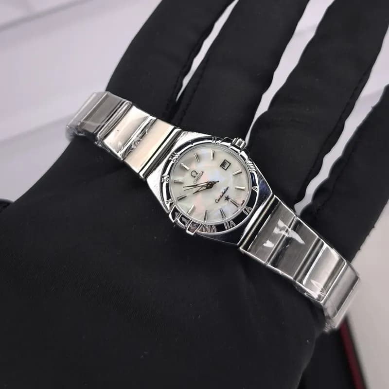 ساعت مچی زنانه امگا کانسلیشن مدل ایندکس خطی نقره ای سفید صدفی (Omega Constellation) — تصویر ۸