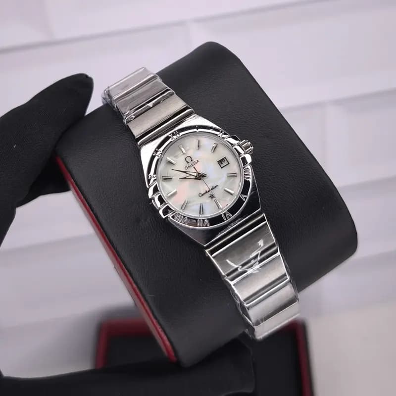 ساعت مچی زنانه امگا کانسلیشن مدل ایندکس خطی نقره ای سفید صدفی (Omega Constellation) — تصویر ۵