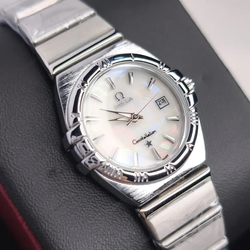 ساعت مچی زنانه امگا کانسلیشن مدل ایندکس خطی نقره ای سفید صدفی (Omega Constellation) — تصویر ۲