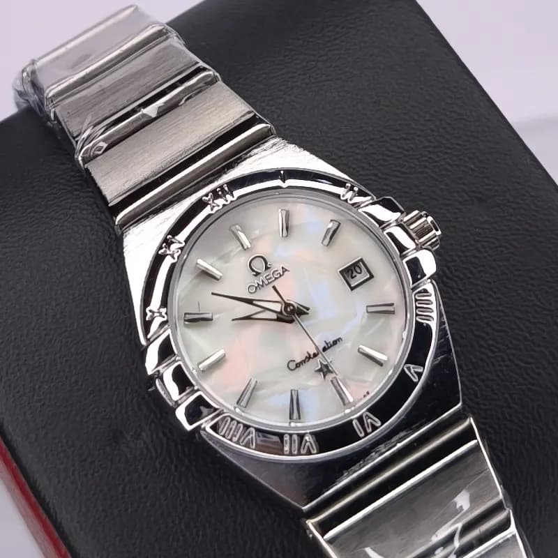 ساعت مچی زنانه امگا کانسلیشن مدل ایندکس خطی نقره ای سفید صدفی (Omega Constellation) — تصویر ۴
