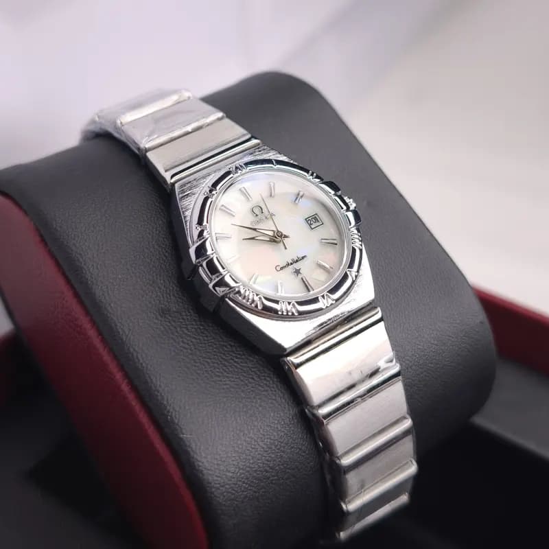 ساعت مچی زنانه امگا کانسلیشن مدل ایندکس خطی نقره ای سفید صدفی (Omega Constellation) — تصویر ۷