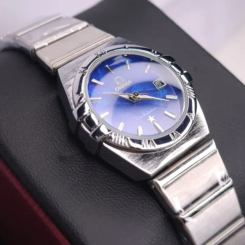 ساعت مچی زنانه امگا کانسلیشن مدل ایندکس خطی نقره ای سرمه ای (Omega Constellation) — تصویر ۷