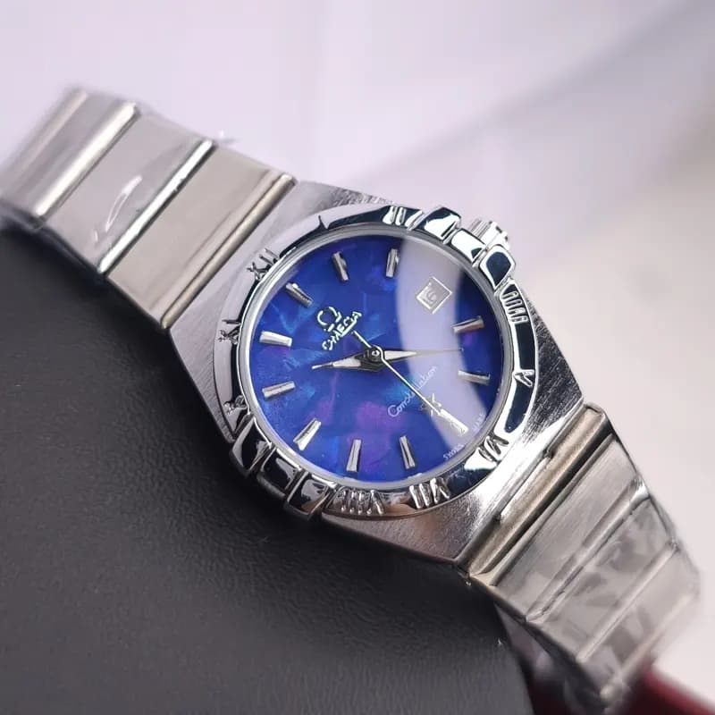 ساعت مچی زنانه امگا کانسلیشن مدل ایندکس خطی نقره ای سرمه ای (Omega Constellation) — تصویر ۳