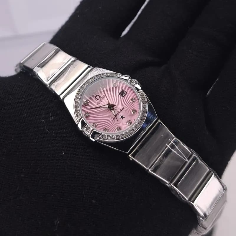 ساعت مچی زنانه امگا کانسلیشن مدل ایندکس نگین دار نقره ای (Omega Constellation) — تصویر ۳