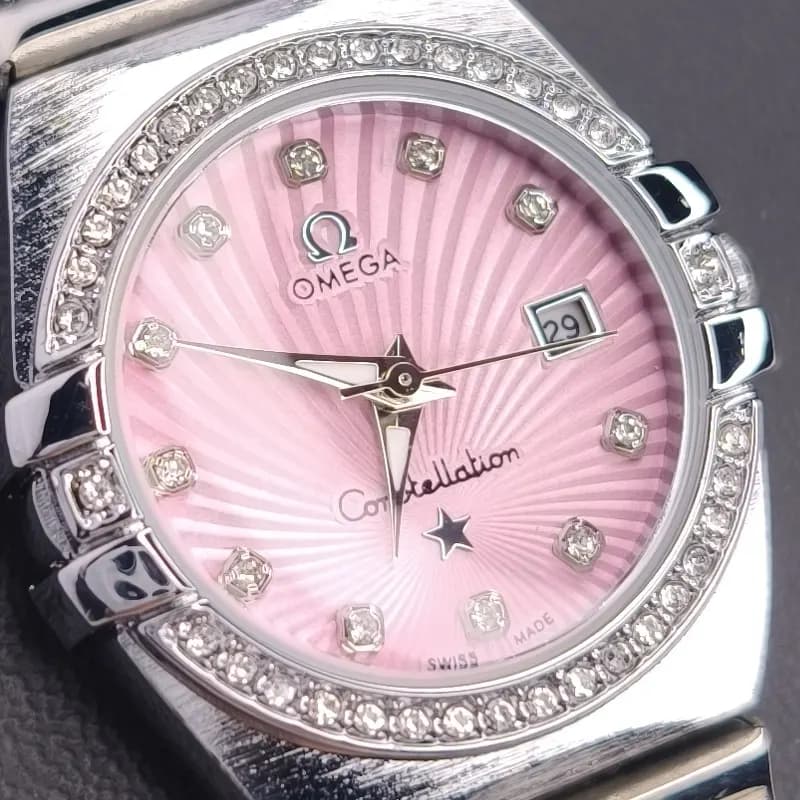 ساعت مچی زنانه امگا کانسلیشن مدل ایندکس نگین دار نقره ای (Omega Constellation) — تصویر ۶