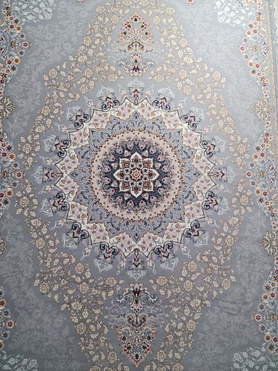 فرش ۷۰۰ شانه نقشه آژند زمینه نقره ای — تصویر ۳