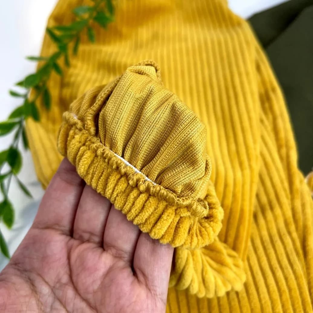 ست بلوز بیسکوییتی و شلوار جاگر مخمل اسپرت بچگانه — تصویر ۸