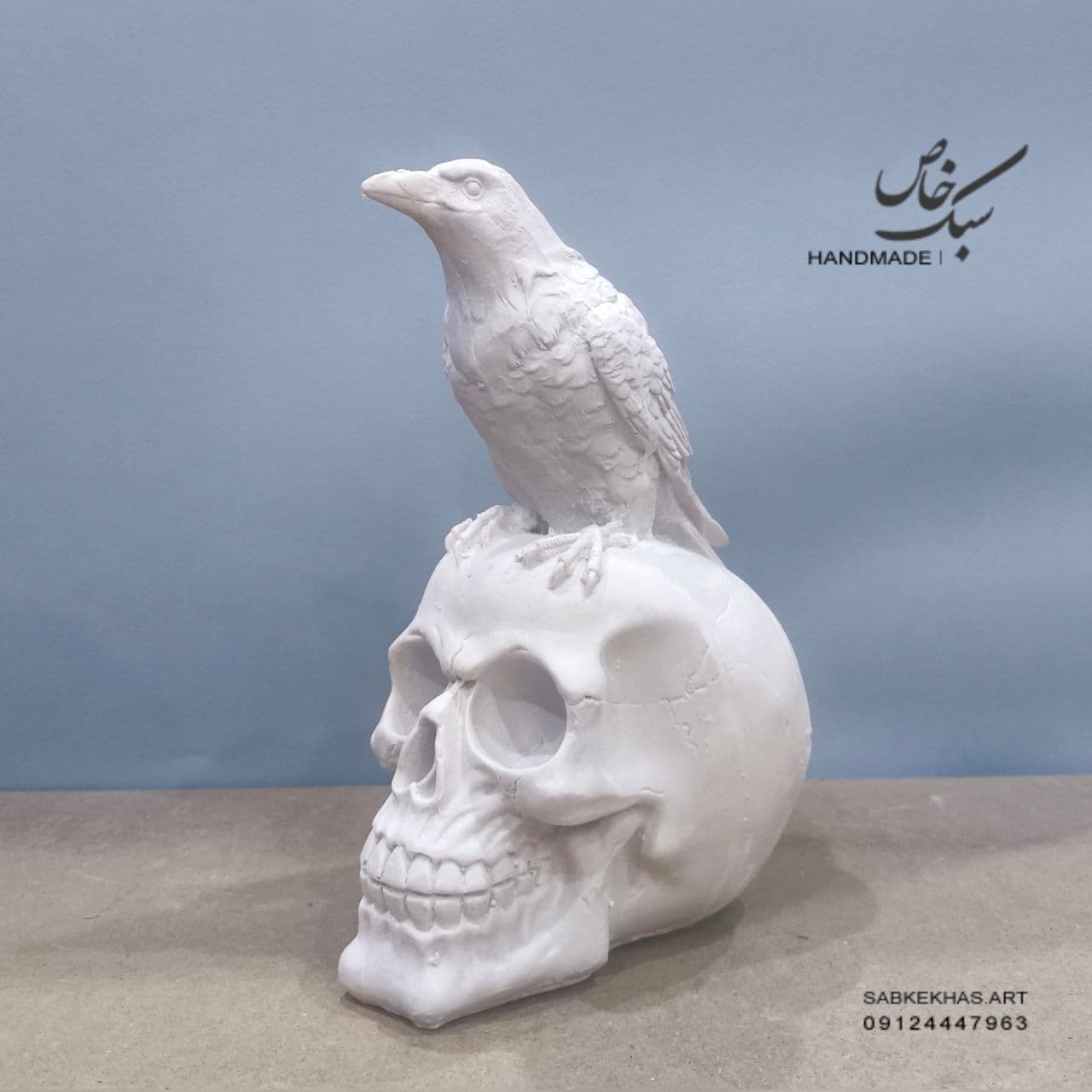 مجسمه جمجمه و کلاغ — تصویر ۲