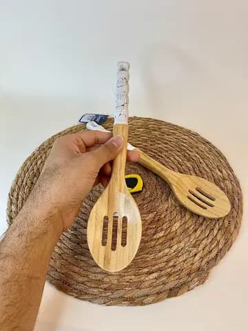 قاشق بزرگ شیاردار چوبی دسته سرامیکی ماربل سفید — تصویر ۳