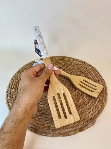 کفگیر شیاردار چوبی دسته سرامیکی ماربل سفید — تصویر ۲