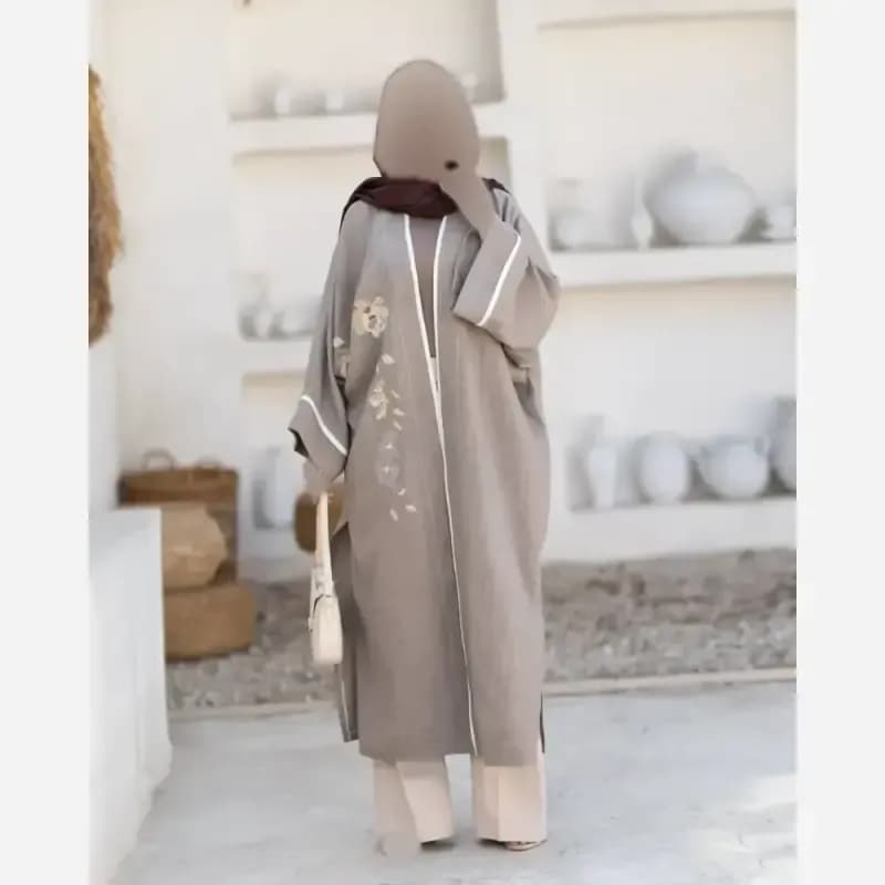 مانتو عبایی بهار گل کرپ ریزشی مزونی دوز فری سایز 38 تا 56 سه رنگ مشکی قهوه ای ملانژ — تصویر ۷