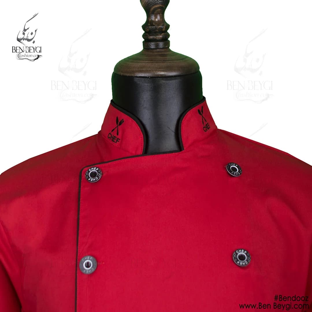 پیراهن سر آشپزی پارچه کجراه یقه ایستاده دو ردیف دکمه قرمز با گلدوزی کد 13323 — تصویر ۲