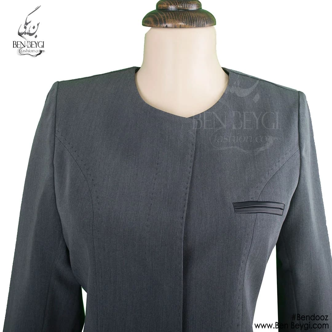 مانتو شلوار اداری ذغالی یقه گرد بانتو دوزی سه جیب دکمه مخفی پارچه فیونا کد 10656 — تصویر ۳