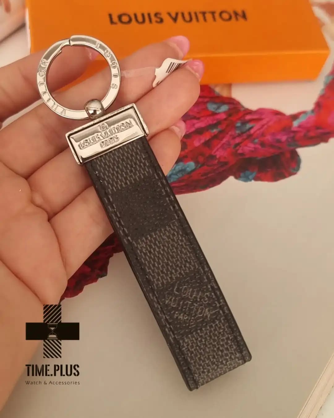 جاکلیدی لویی ویتون چهارخونه مشکی و طوسی — تصویر ۶
