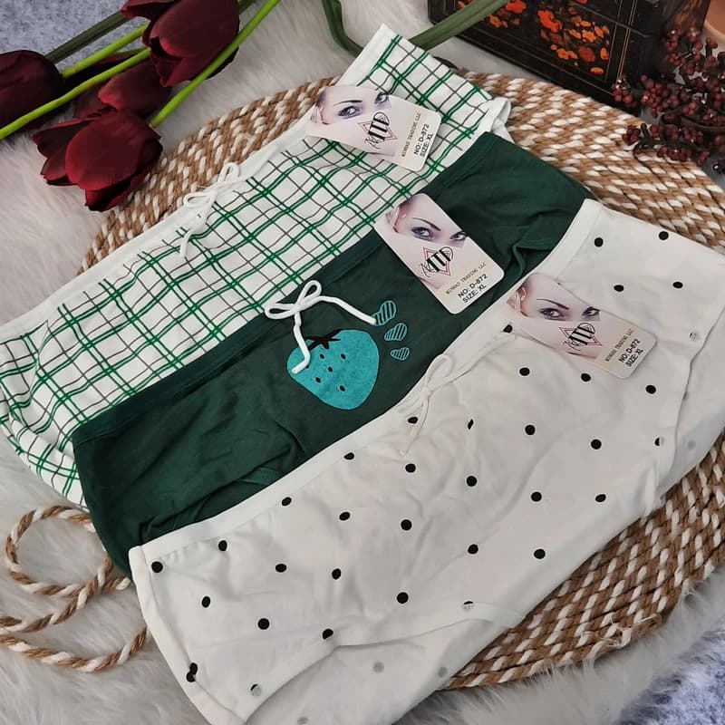 شورت زنانه مدل عروسکی نخ پنبه اعلا طرح توت فرنگی وارداتی مجموعه 3 عددی — تصویر ۳