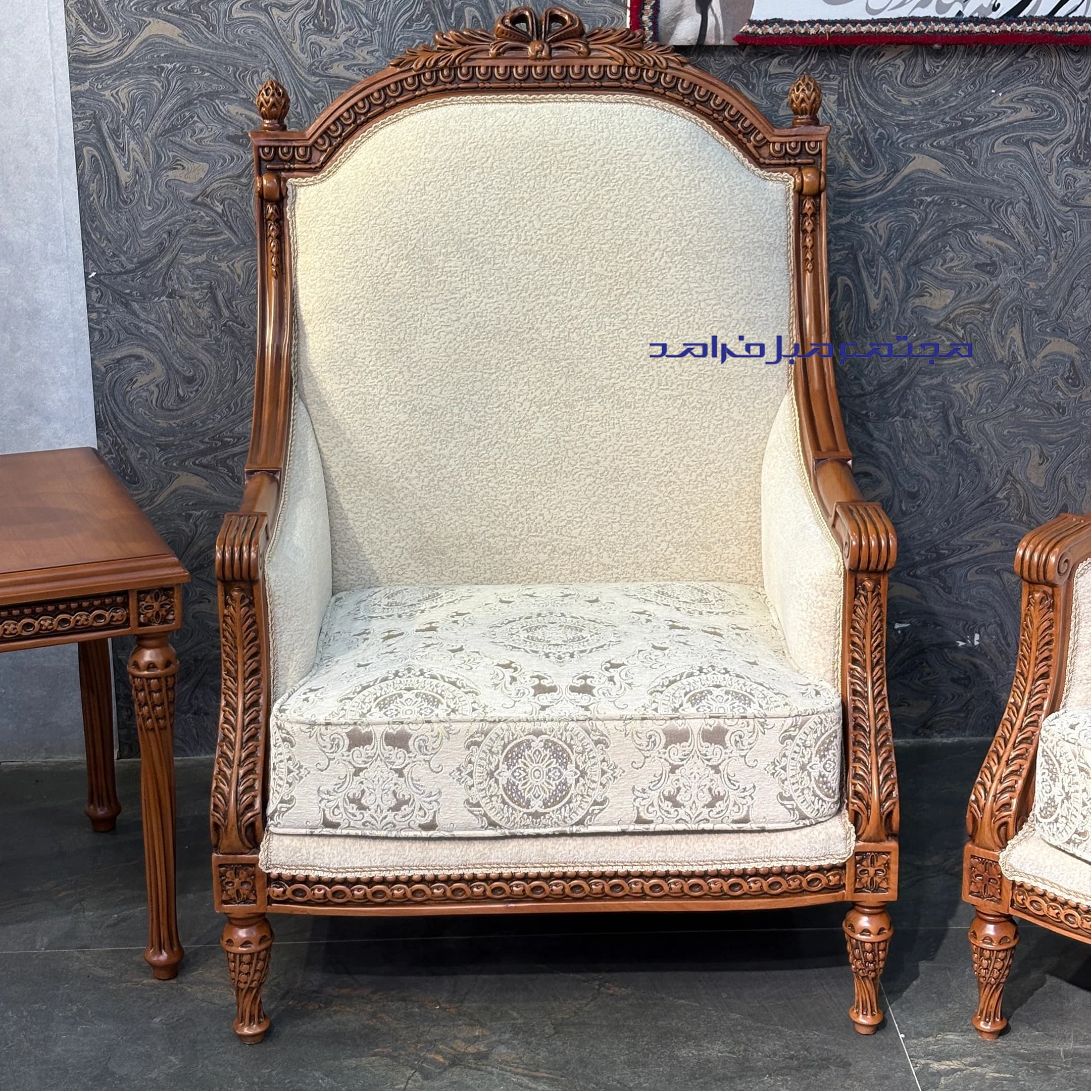 مبل استیل 9 نفره کاجی پاپیونی با جلومبلی و دو عسلی — تصویر ۲