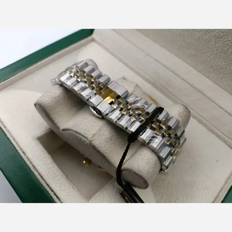 ساعت مچی مردانه سیکو دو رنگ طلایی صفحه مشکی طرح سه موتور مدل 5748 — تصویر ۲