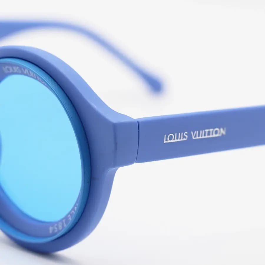 عینک دید در شب فانتزی LOUIS VUITTON با فریم شکل گرد، رنگ آبی مات و لنز آبی رنگ مدل 6191 — تصویر ۵
