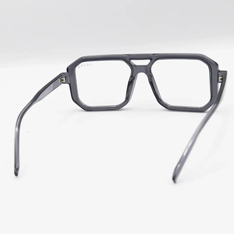 عینک برند PRADA با فریم مربعی شکل، رنگ طوسی براق و لنز بیرنگ و بلوکات مدل ZN3903 — تصویر ۴