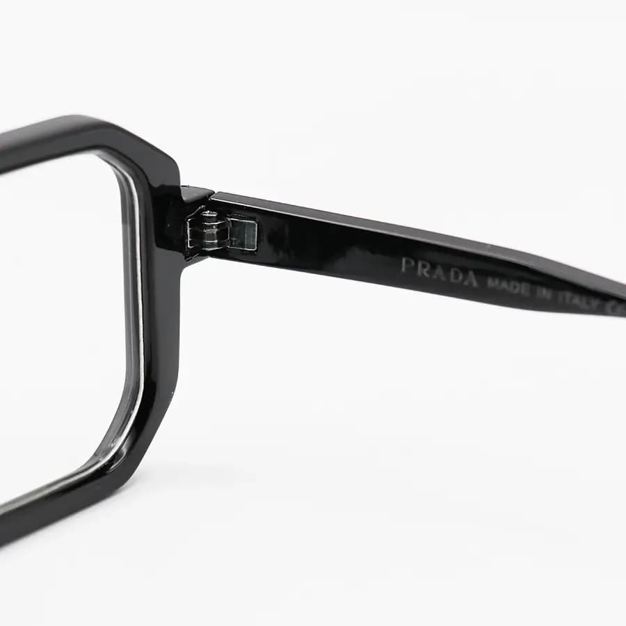 عینک برند PRADA با فریم مربعی شکل، رنگ مشکی براق و لنز بیرنگ و بلوکات مدل ZN3903 — تصویر ۵