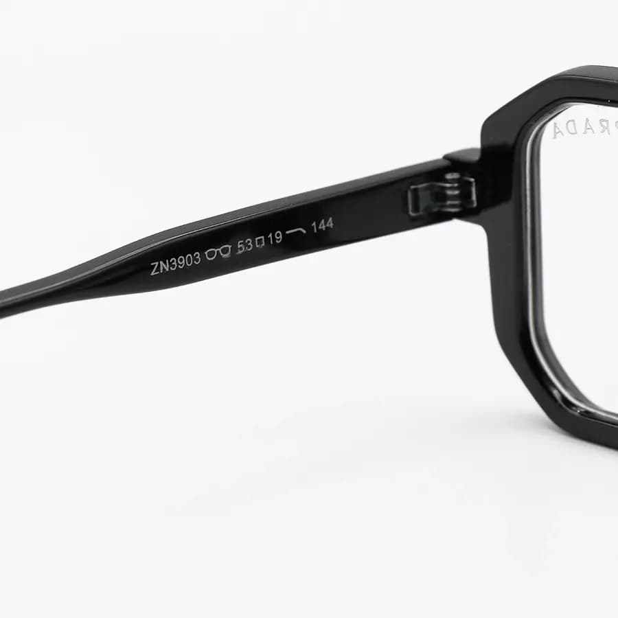 عینک برند PRADA با فریم مربعی شکل، رنگ مشکی براق و لنز بیرنگ و بلوکات مدل ZN3903 — تصویر ۷