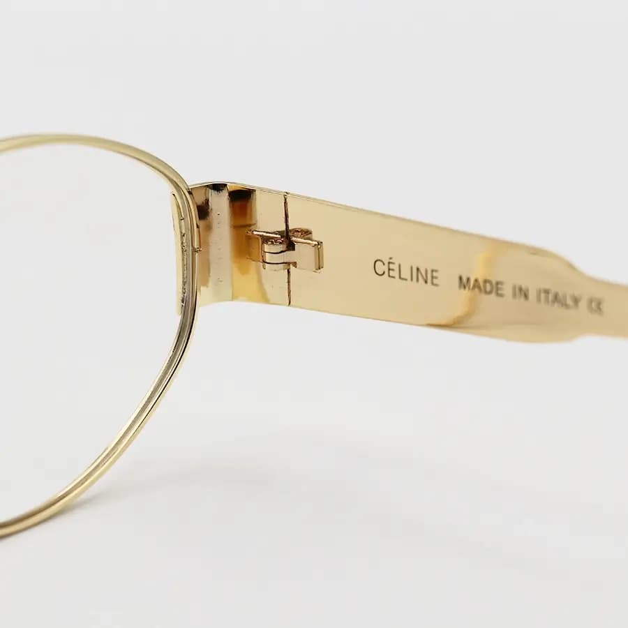 فریم عینک ترند سلین (CELINE) با فریم بیضی شکل، رنگ طلایی و لنز بیرنگ و بلوکات مدل JD2380 — تصویر ۵