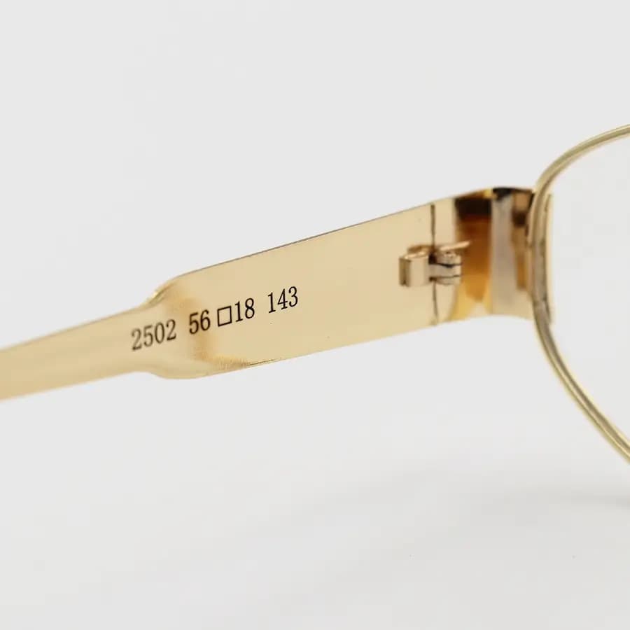 فریم عینک ترند سلین (CELINE) با فریم بیضی شکل، رنگ طلایی و لنز بیرنگ و بلوکات مدل JD2380 — تصویر ۷