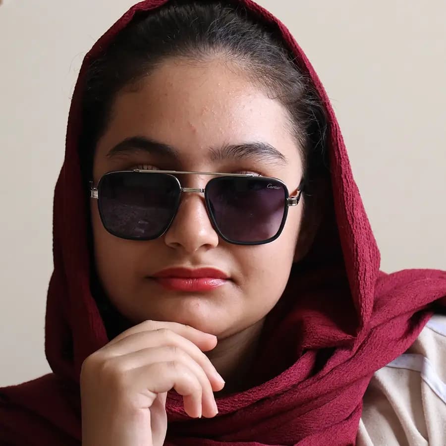 عینک آفتابی کارتیه با فریم رنگ سفید کریستالی و نوک مدادی، شکل چندضلعی، لنز دودی هایلایت و دسته سیمدار مدل 8052 — تصویر ۲